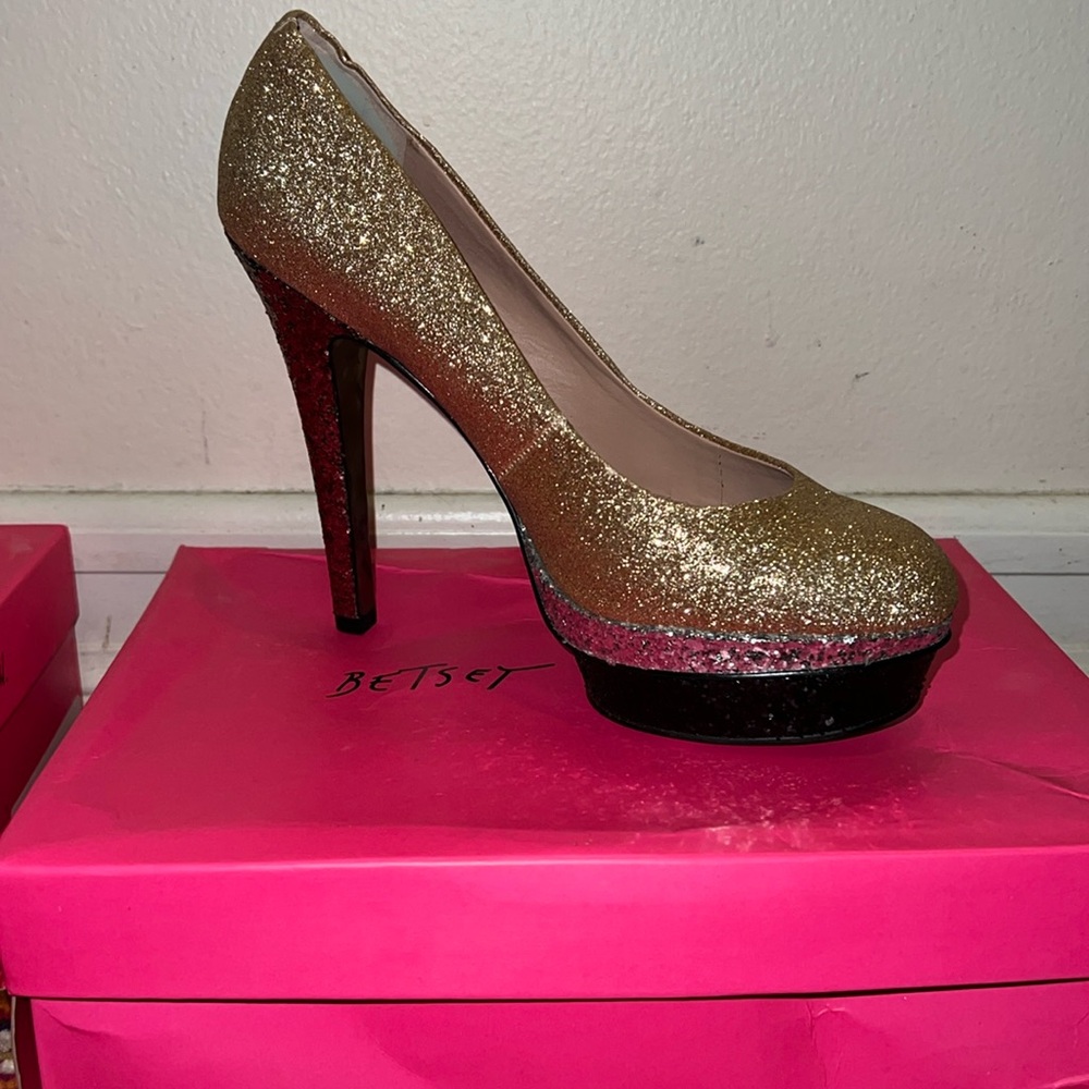 Betsy Johnson pumps Sean Gold Multi 8 1/2